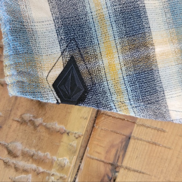 Volcom Long sleeve flannel style - Picture 2 of 6